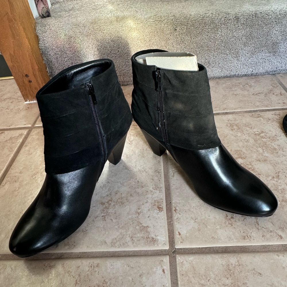 Vigotti black bootie heels